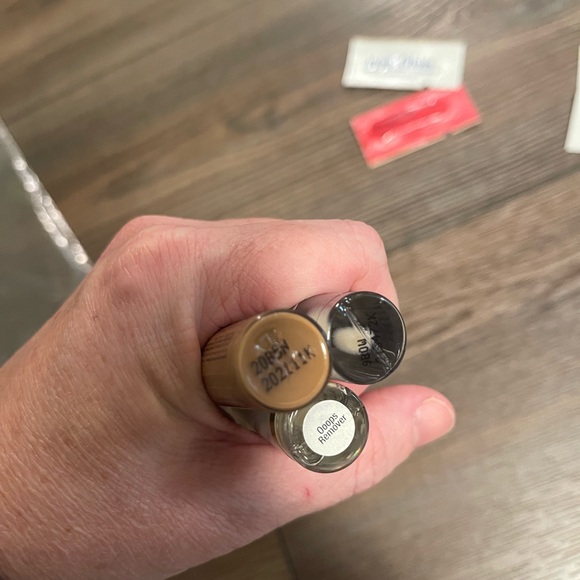 SeneGence LipSense Glossy gloss, oops remover & lip color - Picture 2 of 2